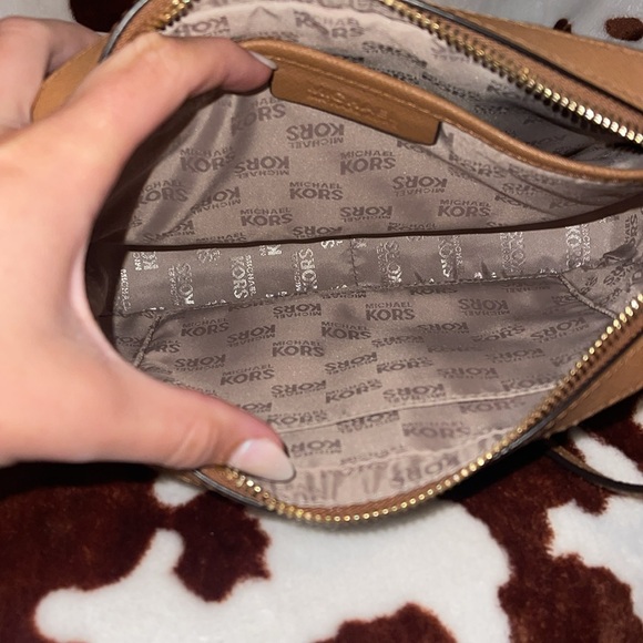 Authentic Michael Kors cross body - Picture 7 of 8
